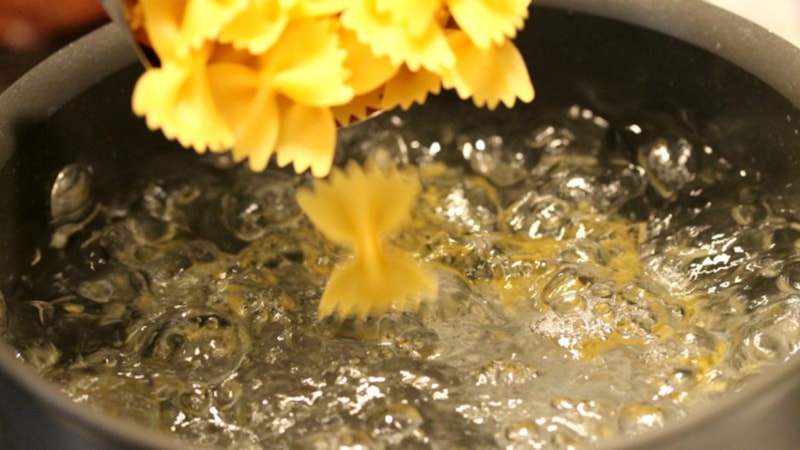 Makarna suyuna tüm sarımsak atın! Bakın ne işe yarıyor...