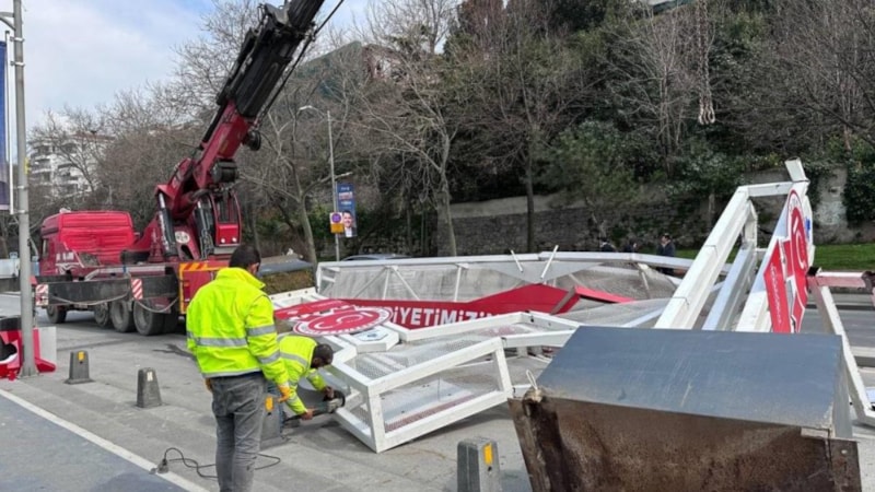 İstanbul'da vinç çarptı, demir platform yola devrildi