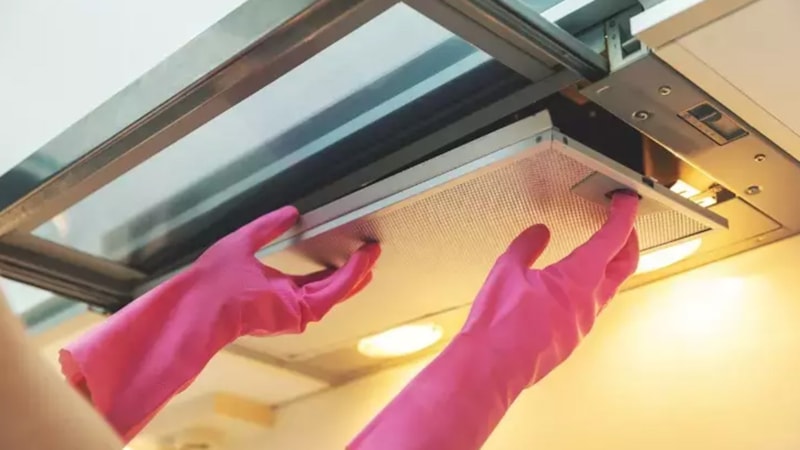 Kaynayan suyun içine 2 şişe ekleyin, aspiratördeki yağ lekelerinden kurtulun…