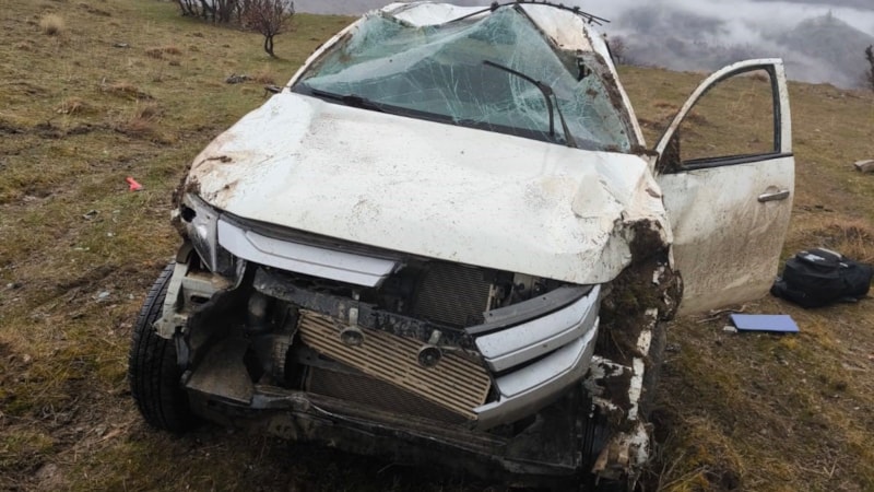 Siirt’te araç şarampole yuvarlandı: 3 yaralı