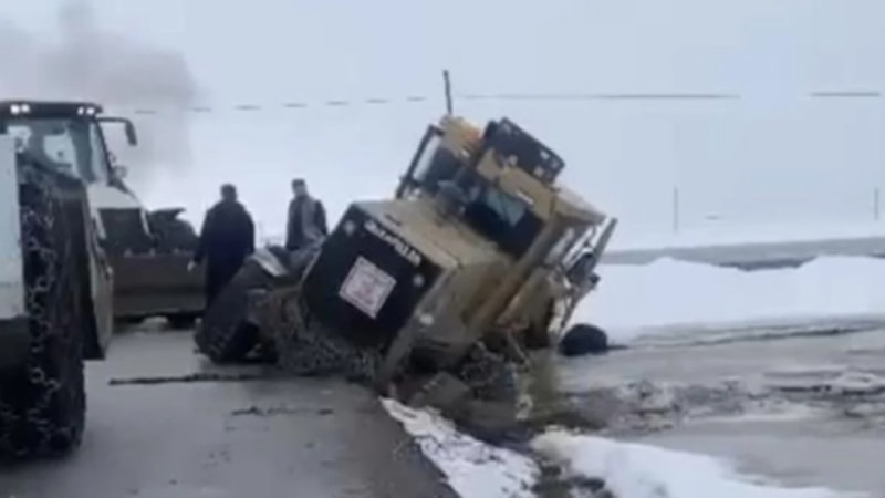 Hakkari'de iş makinesi yol kenarındaki boşluğa düştü