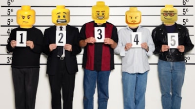 ABD'de yasal kısıtlama sonrası gözaltına alınan şüphelilere oyuncak kafalı montaj yapıldı