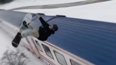 Snowboardla Doğu Ekspresi'nin üzerinden atladı