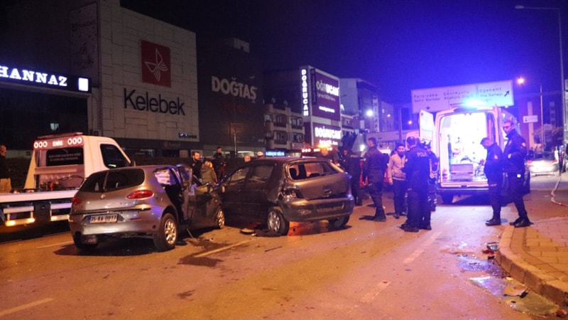İzmir'deki feci kaza: 2 ölü, 7 yaralı