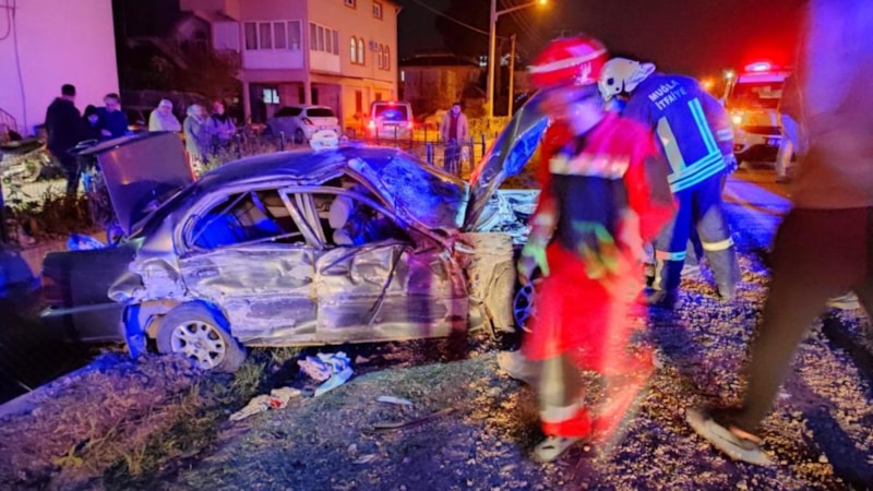 Muğla'da otomobiller kafa kafaya çarpıştı: 1'i ağır 4 yaralı