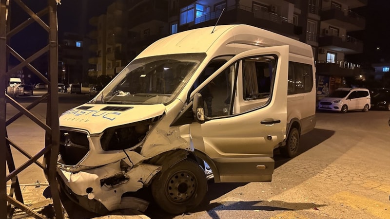 Hatay'da otomobille minibüs çarpıştı: 4 kişi yaralandı