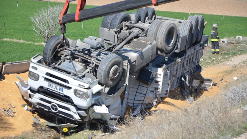 Konya’da tır şarampole devrildi: 1 ölü