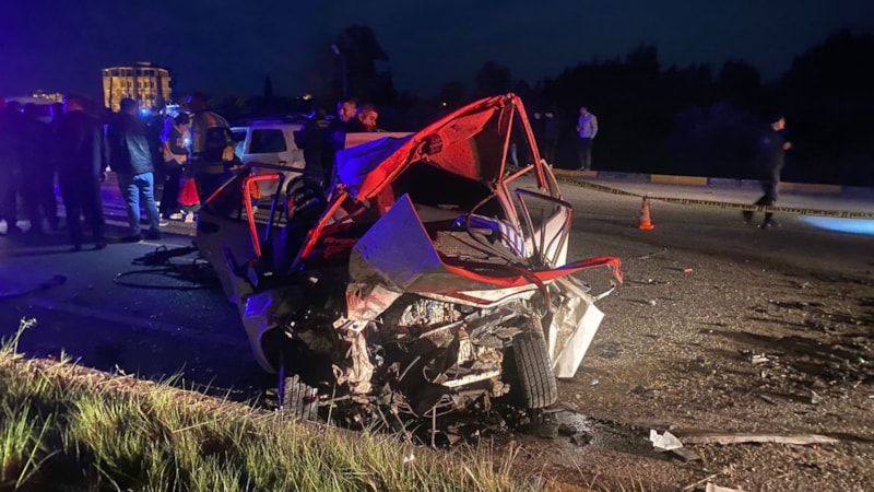 Antalya'da 3 aracın karıştığı feci kazada 3 kişi yaşamını yitirdi
