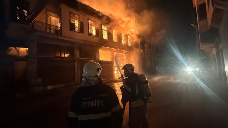 Hatay'da 2 katlı hasarlı bina alevlere teslim oldu