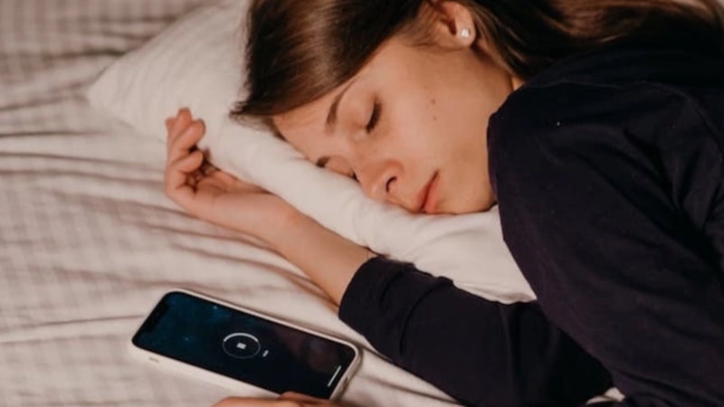 Başucunda cep telefonu ile uyumak bakın nelere yol açıyor...