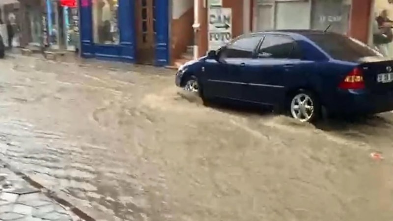 Balıkesir’de sağanak yağmur yolları göle çevirdi