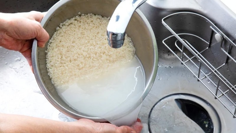 Pirincin suyunu dökenler yandı! Pirinci ıslattıktan sonra dökülen o su bakın ne işe yarıyormuş…