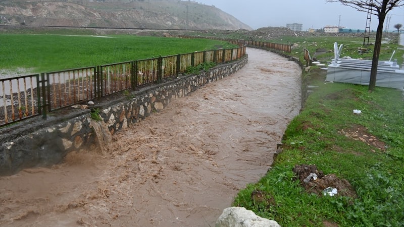 Siirt'te sağanak etkili oldu: Evleri su bastı