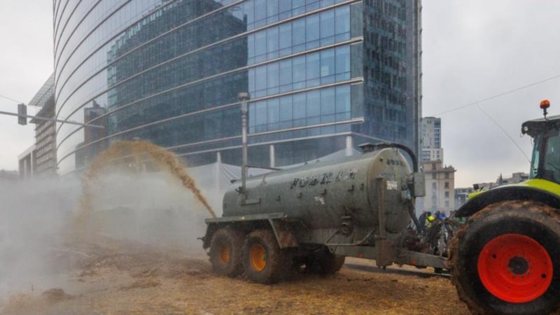 Belçika'da çiftçiler sokakları savaş alanına çevirdi