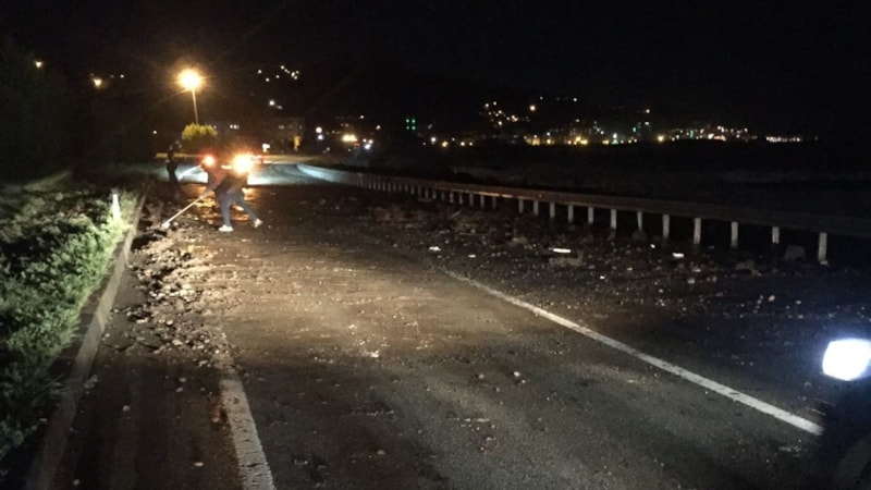 Giresun'da deniz taşkını Karadeniz Sahil Yolu'nda ulaşımı aksattı