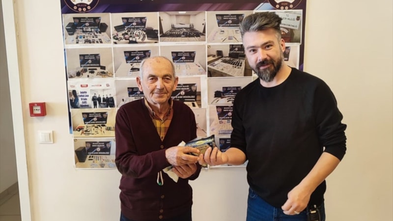 Bilecik'te dolandırıcı oğlunun mağdurdan aldığı 1,5 milyon lirayı sahibine teslim etti