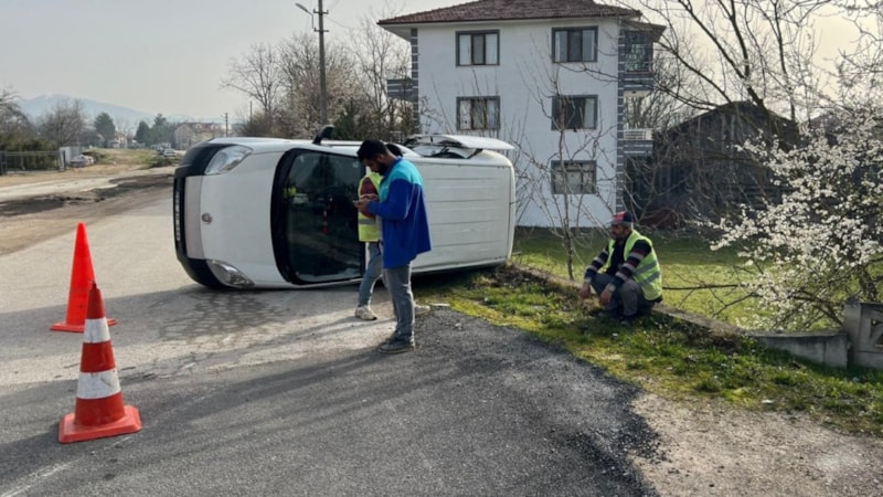 Bolu'da otomobille çarpışan hafif ticari araç devrildi: 1 yaralı