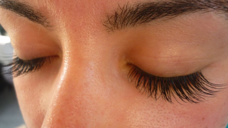 Kirpiklerinize sürüp uyuyun, sabaha ok gibi uyanın! Birkaç damla yetiyor..