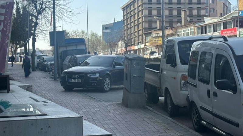 Bilecik'te duyarsız sürücüler, yayaları zor duruma sokuyor