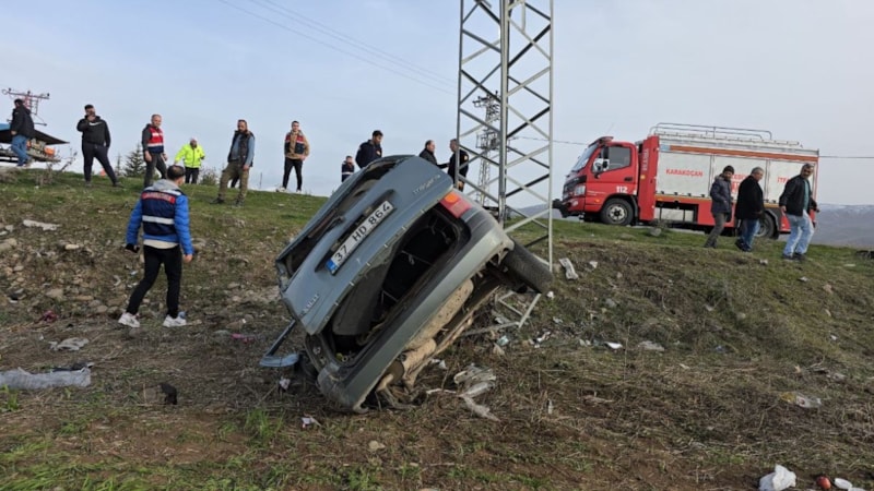 Elazığ'da lastiği patlayan otomobil elektrik direğine çarptı: 5 yaralı