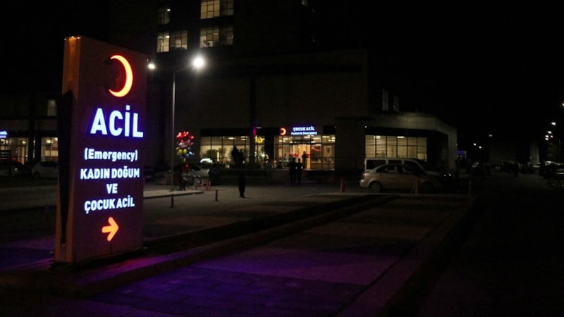 Sakarya'da balkondan düşen 3 yaşındaki çocuk can verdi