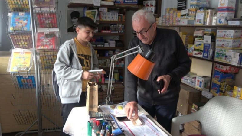 Osmaniye'de 86 yıllık kırtasiye, deprem nedeniyle konteyner çarşıya taşındı