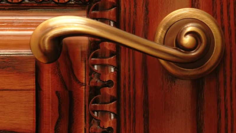 Kapı kollarının pirinçten yapılmasının sebebi bakın neymiş