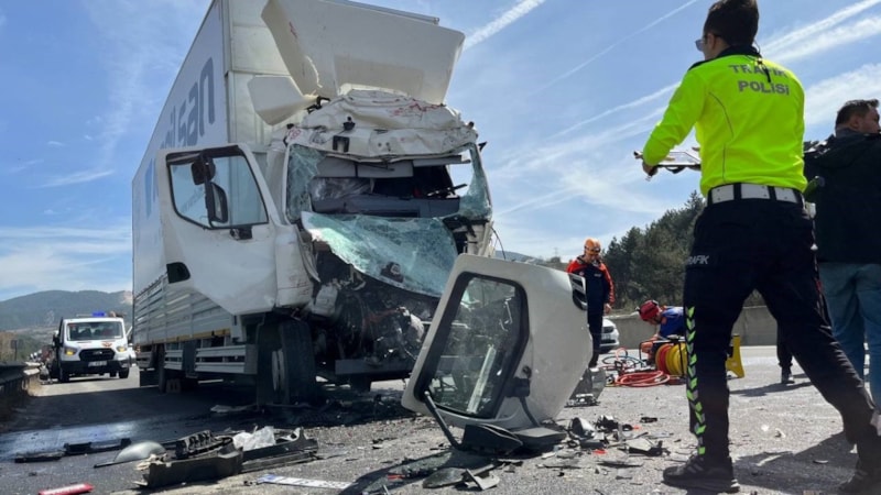 Bolu'da otoyolda lastiği patlayan tıra çarpan kamyon kağıt gibi ezildi: 1 yaralı