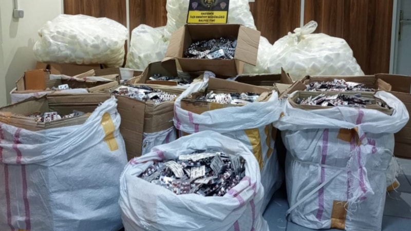 İzmir'de 126 bin 448 adet uyuşturucu nitelikli hap ele geçirildi