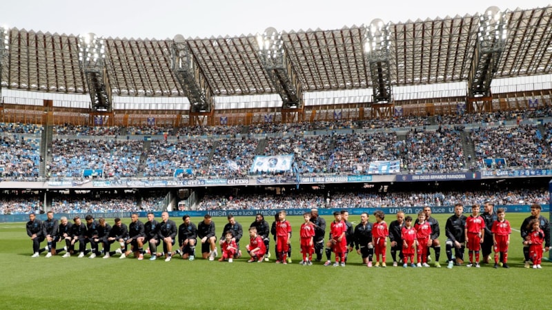 Napoli, diz çökerek ırkçılığı protesto etti