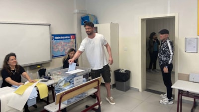 Murat Boz sandığa gitti: Oy pusulası uzun geldi