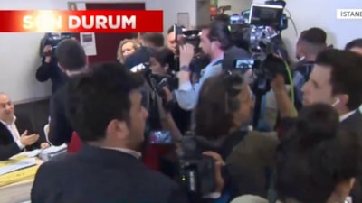 Ekrem İmamoğlu oy kullanırken Halk TV ve NOW TV muhabirleri kavga etti