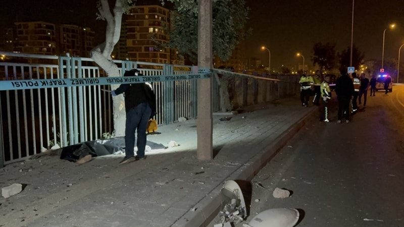 Adana'da kaldırıma çarpan motosikletteki 2 kişi can verdi