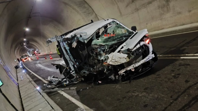 Artvin'de kamyonet tır dorsesine çarptı: 1 ölü 3 yaralı