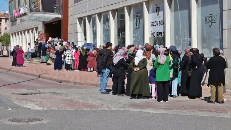 Diyarbakır'da kadınlar 200 liralık hediye çeki veren AVM'ye akın etti