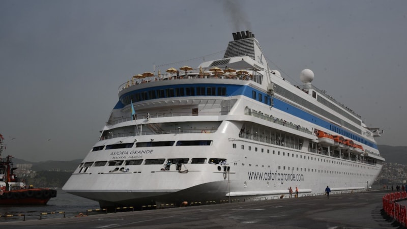 İzmir'de sezonun ilk kruvaziyeri Türk kara sularına girdi