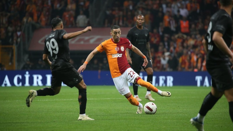 Galatasaray'da Hakim Ziyech oyundan çıkarken sinirlendi