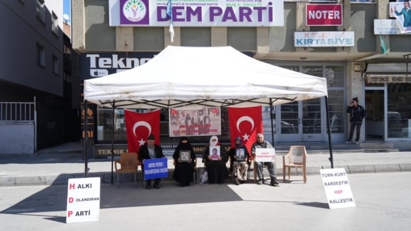 Muşlu ailelerin DEM Parti binası önünde evlat nöbeti devam ediyor