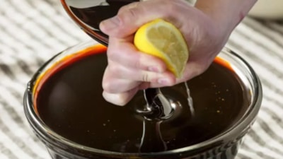 Öksürüğü bıçak gibi kesen karışım! İçine limon sıkmak yeterli...