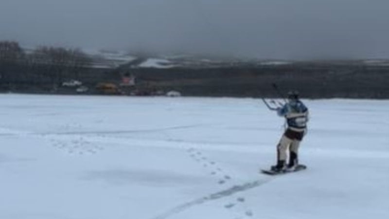 Çıldır Gölü, ilkbaharda da yoğun ilgi görüyor: Şimdi de sörf heyecanı
