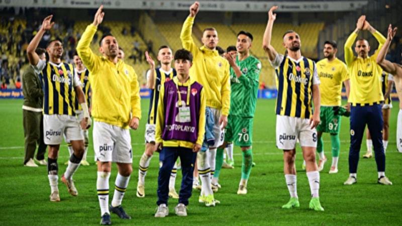 Fenerbahçe'de top toplayıcı çocuk günün kahramanı oldu