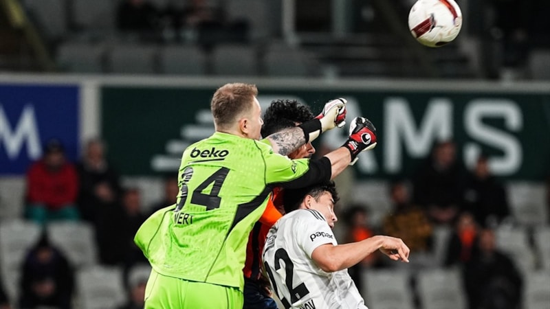 Beşiktaş'ta sakatlık! Mert Günok oyuna devam edemedi