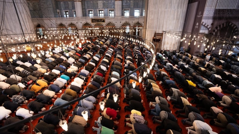 İstanbul'da Ramazan ayının son cuması kılındı