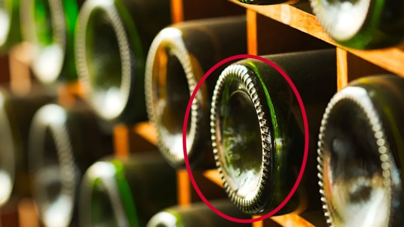 Şarap şişelerinin altındaki bombe ve çentiklerin sebebi bakın neymiş…