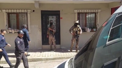 Sultanbeyli'de kendini eve kilitleyen şahsa özel harekat müdahale etti