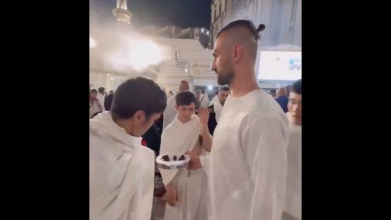 Serdar Dursun, umrede hurma dağıttı