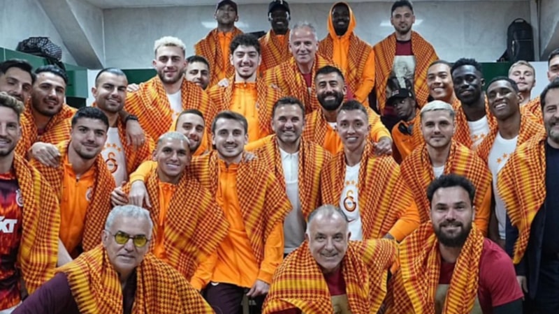 Galatasaraylı futbolculardan peştemalli paylaşım