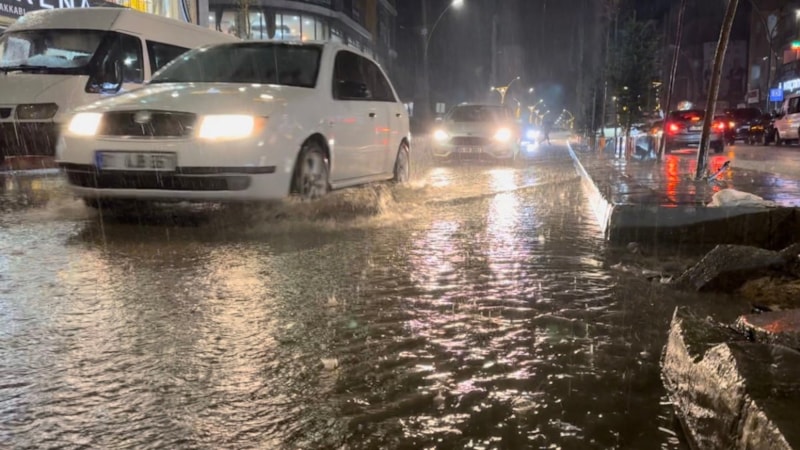 Hakkari'de caddeler göle döndü, araçlar adeta suda yüzdü