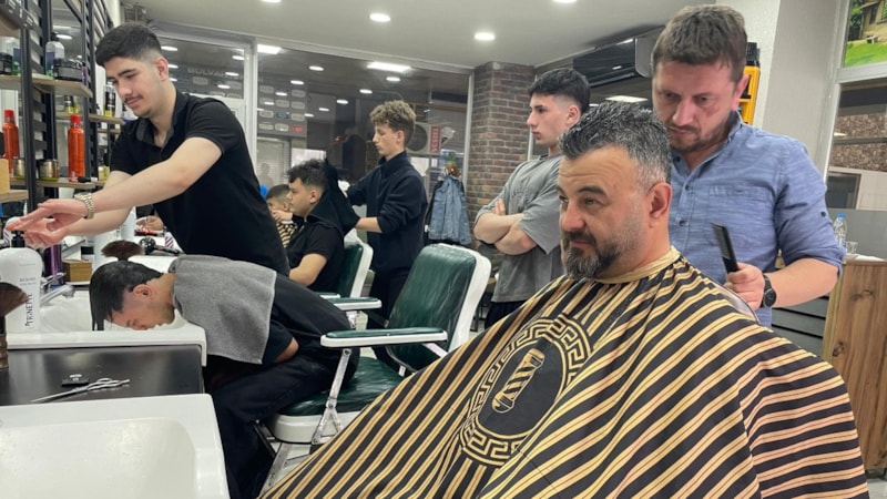 Berberlerin bayram yoğunluğu: Erken saatlerde açılan dükkanlar sahurda kapatılıyor