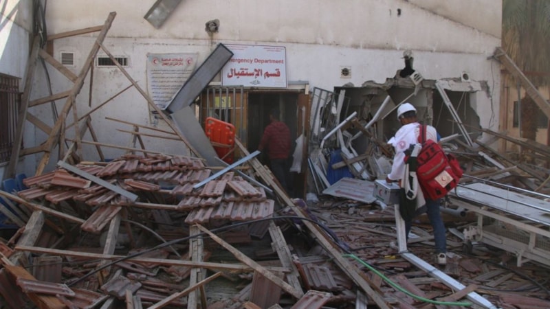 İsrail ordusu Al-Amal Hastanesi'ni enkaza çevirdi